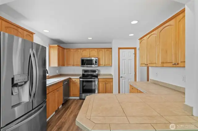 This kitchen has plenty of prep space.