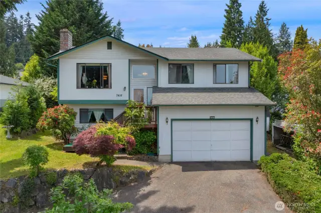Direct front of home shot - Great curb appeal!
