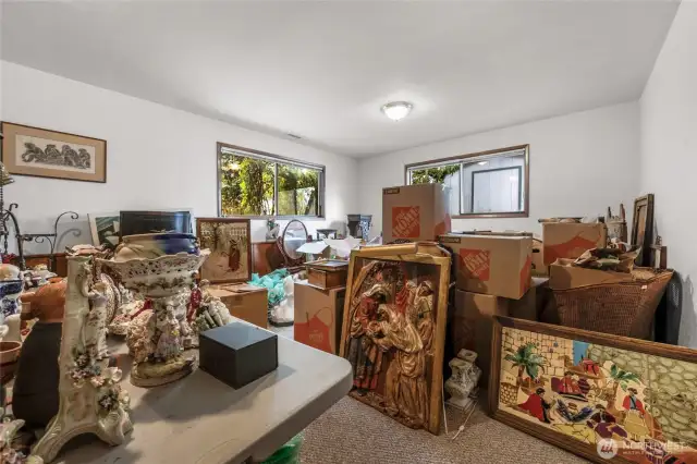 Absolutely massive 4th bedroom downstairs - Boxes will be removed soon!