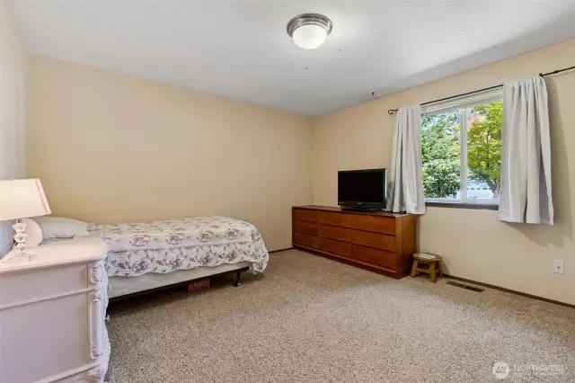 Second bedroom is very good sized! Comfy carpet in here.