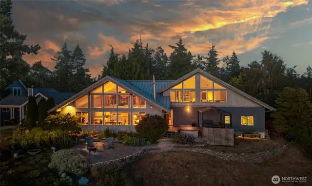 Stunning sunsets and west side views of Puget Sound await!