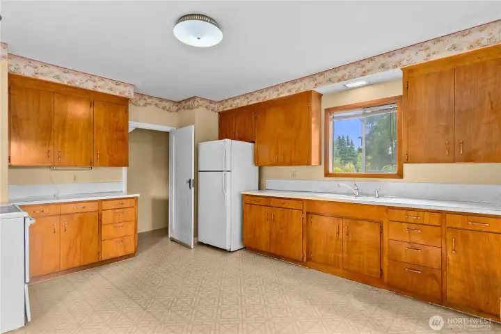Here you see the door to the basement.