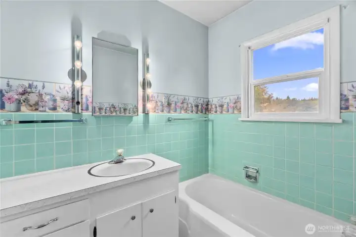 Full bathroom between the two main floor bedrooms.