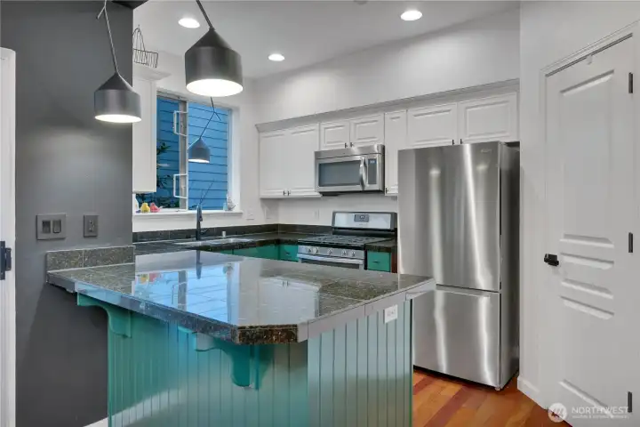 Contemporary kitchen with peninsula island and granite countertops