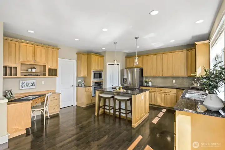 Kijtchen with planning station and walk in pantry