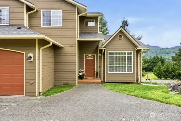 Arrive home to a peaceful setting with a warm and welcoming approach. Arrive home to a peaceful setting with a warm and welcoming approach.