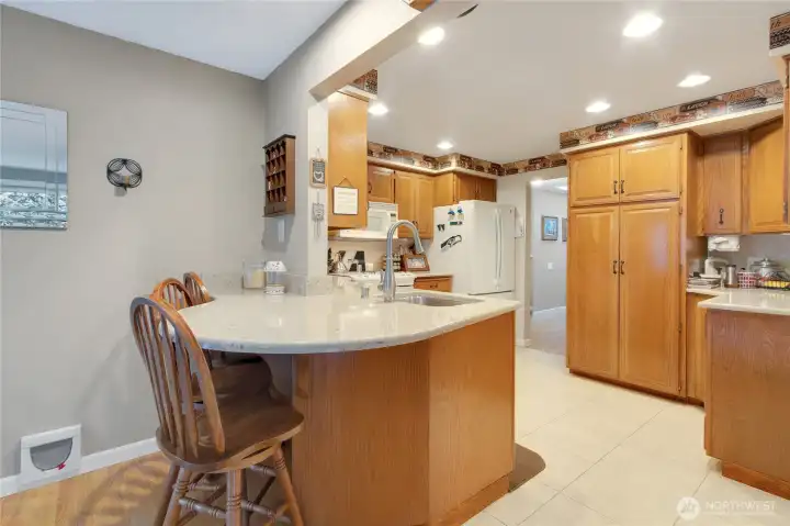 Kitchen/Side bar