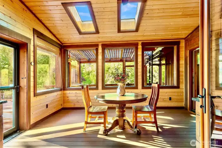 Breakfast Room can also be screened porch room