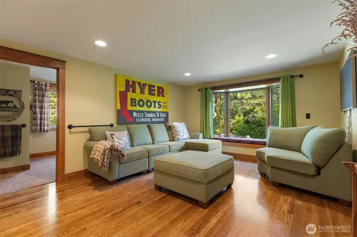 Family Room with Smart TV connected to Starlink