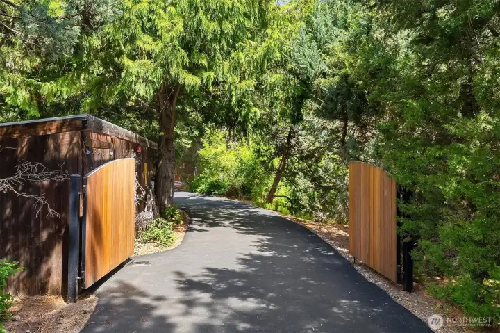 Gated Entry off Manastash Rd