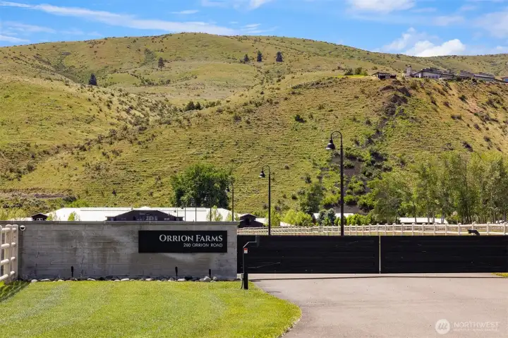 Neighborhood amenities include world-class Arabian facility