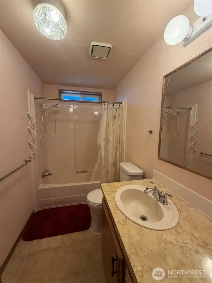 Second bathrom. Second bathrom.