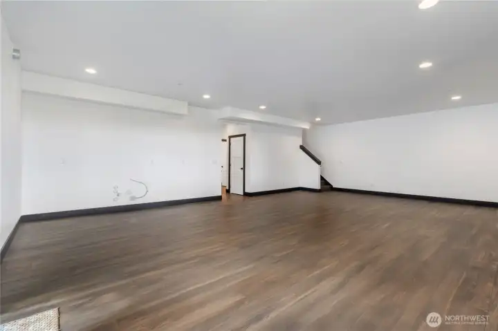 Vast Rec. Room in Day Light Basement (DLB) Vast Rec. Room in Day Light Basement (DLB)
