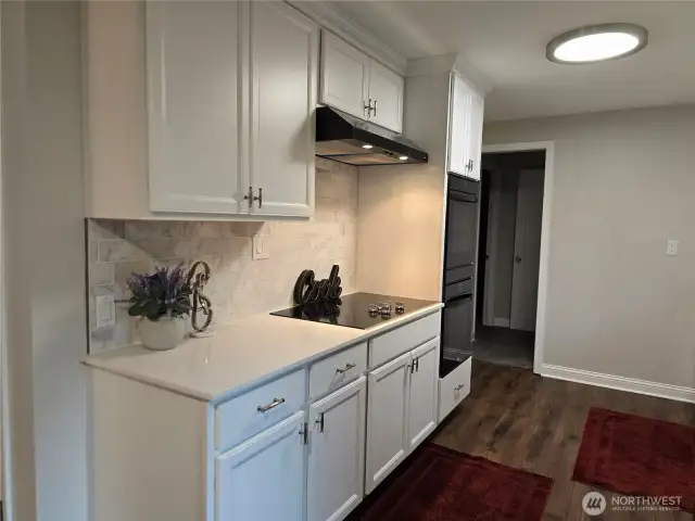 Gorgeous tile work, new cabi ets and appliances, double over.