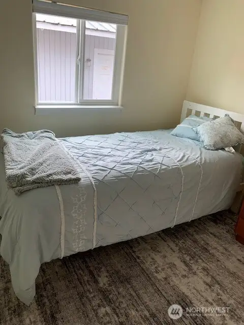 The 2nd bedroom.