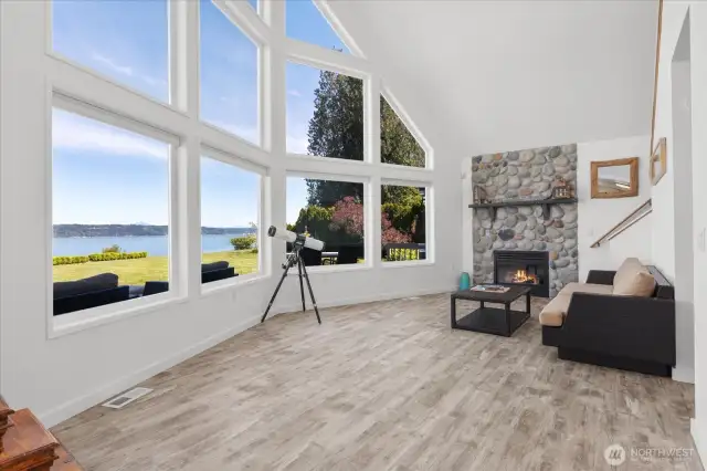 Living room w/cathedral ceiling & propane fireplace