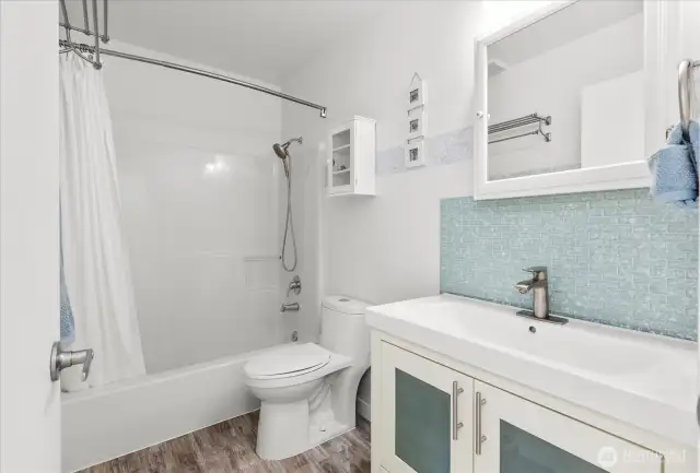 Main floor full bathroom