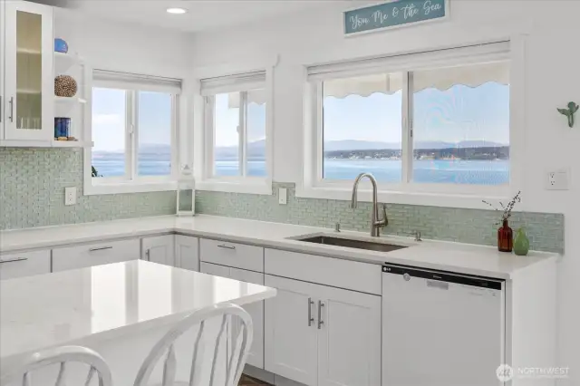 Eat-in kitchen w/VIEWS