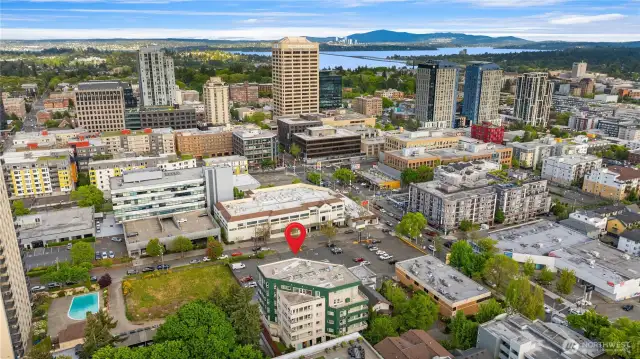 Grandview Plaza is close proximity to University of Washington campus. Also close to nearby restaurants and shops on University Ave. Short drive to University Village and Lake Washington or Lake Union.