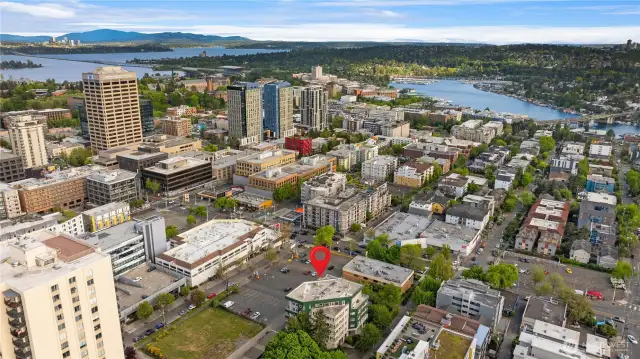 Enjoy being close to many events like University of Washington Husky football games at Husky Stadium, or events on the Montlake Cut like the Windermere Cup.