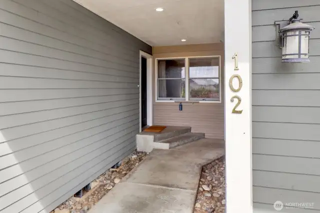 Located on Lynden's east side, this diamond in the rough is ready for your Pinterest vision!