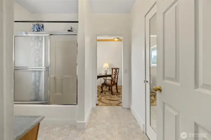 Jack-n-Jill bathroom with direct access from both bedrooms