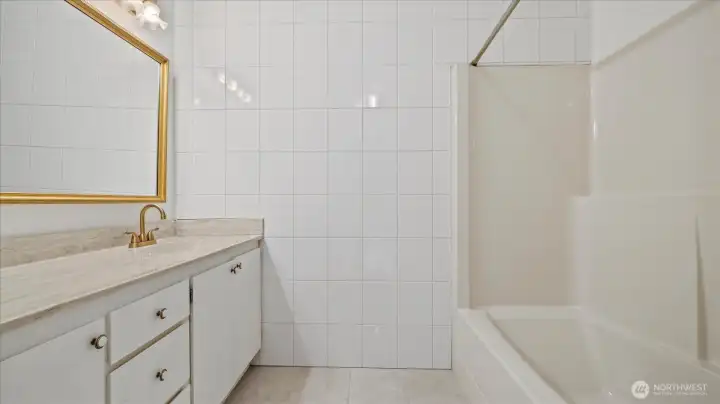 Full 2nd bedroom bathroom.