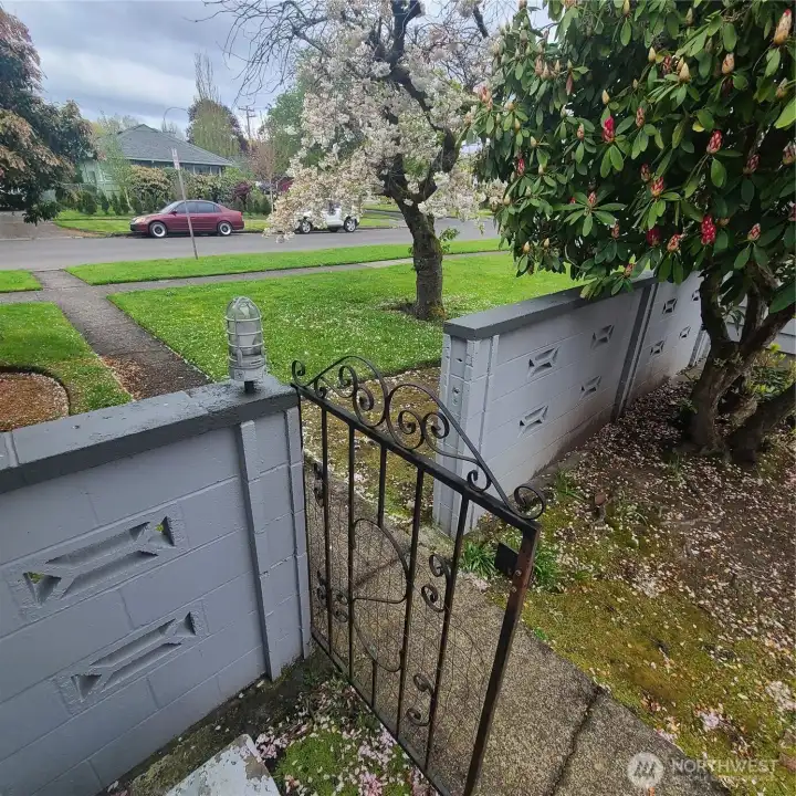 962 gate to court yard