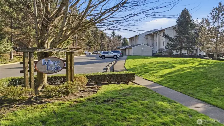 Easy access to nearby trails for walking and biking and 1-mile from light rail Easy access to nearby trails for walking and biking and 1-mile from light rail