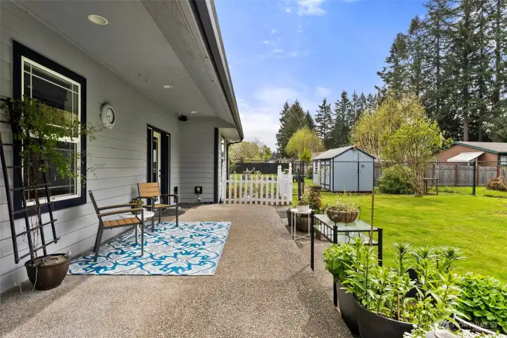 Entertainment sized  back patio