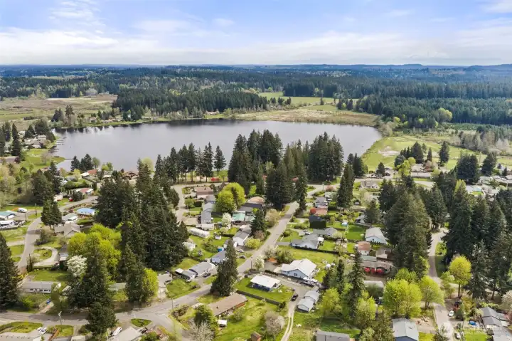 The house is just a block away from the waterfront park, golf course, or walk further up the road to Millersylvania Park.