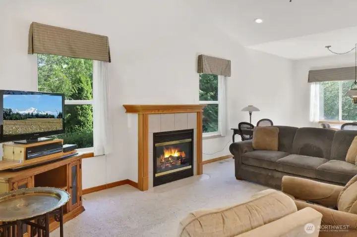 Living room w/gas fireplace