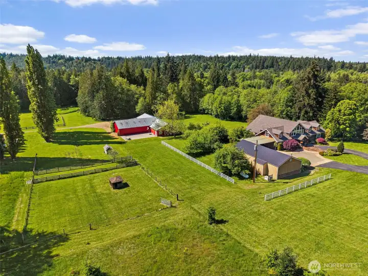 A rare set up for an equestrian lifestyle, bring your horses, farm animals, room to garden, and endless entertaining options
