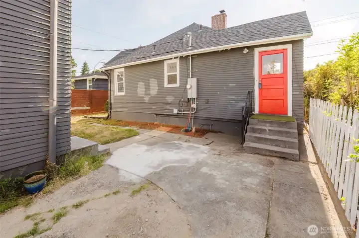 backdoor/yard backdoor/yard