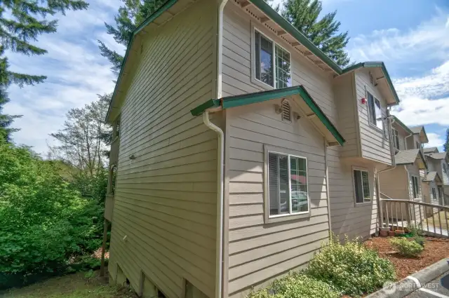 Well-maintained, fully occupied Olympia 4-plex with strong rental history and reliable long-term tenants—ideal for investors seeking stable cash flow in a prime location.