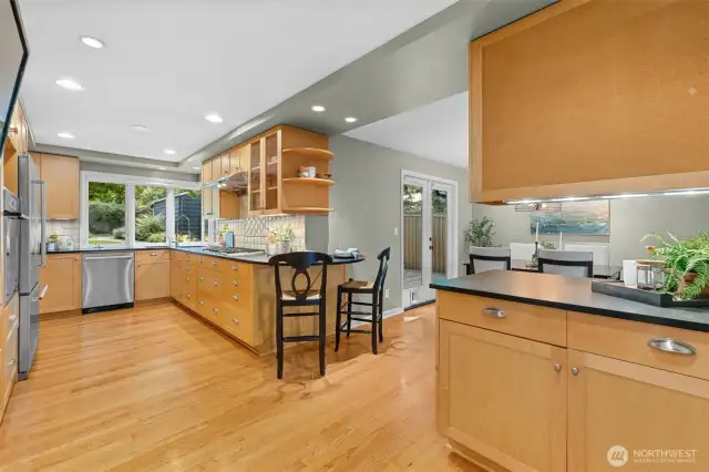 A perfect eating area at the end of the kitchen counter.