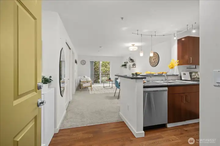 Welcome to this modern retreat in the middle of Seattle’s downtown energy. Open concept living and freshly painted.