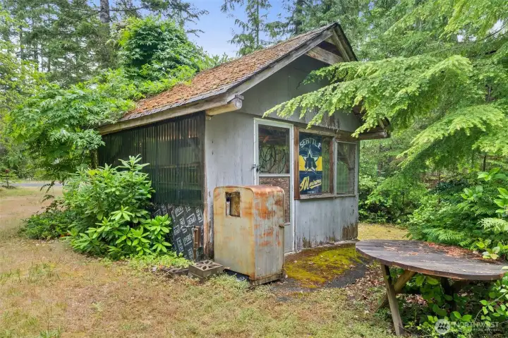 Clam/oyster cleaning shed