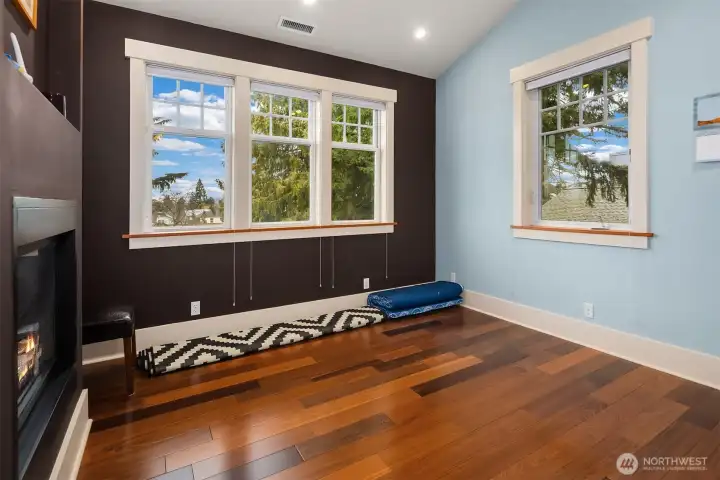 Primary bedroom office/den