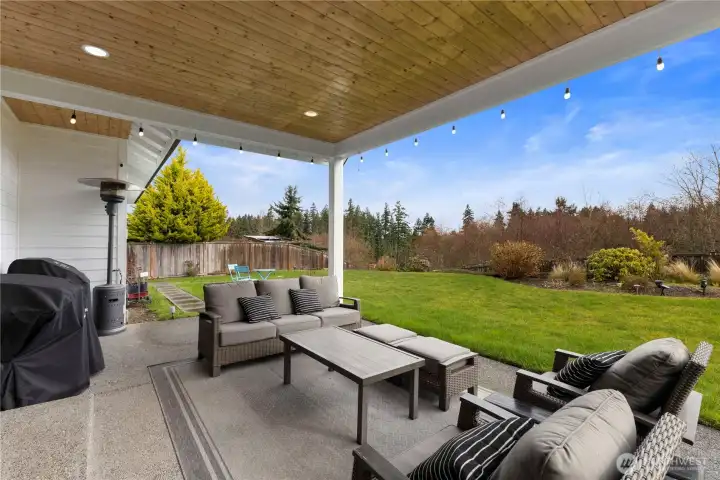 You won't get wet when you BBQ on rainy days!