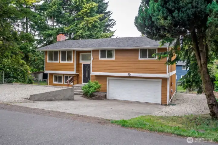 RV parking, ample guest parking & spacious 2car garage RV parking, ample guest parking & spacious 2car garage