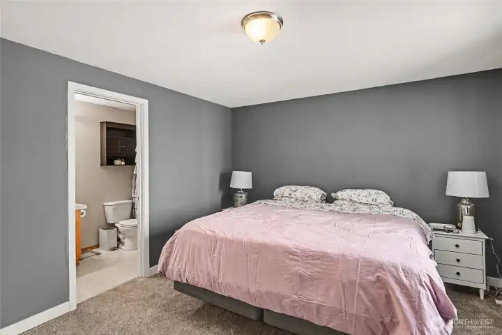 Primary features full size en-suite bathroom.