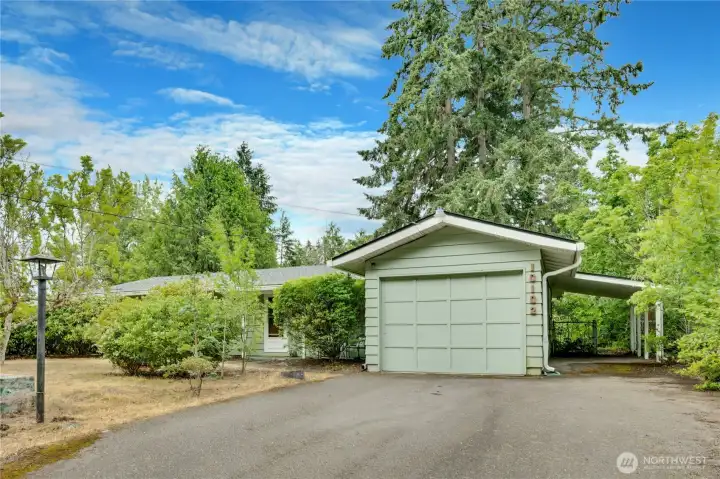 This 3 bed, 1.5 bath rambler has a brand new roof, a 2021 gas furnace, updated wiring throughout, and original hardwood floors. This 3 bed, 1.5 bath rambler has a brand new roof, a 2021 gas furnace, updated wiring throughout, and original hardwood floors.