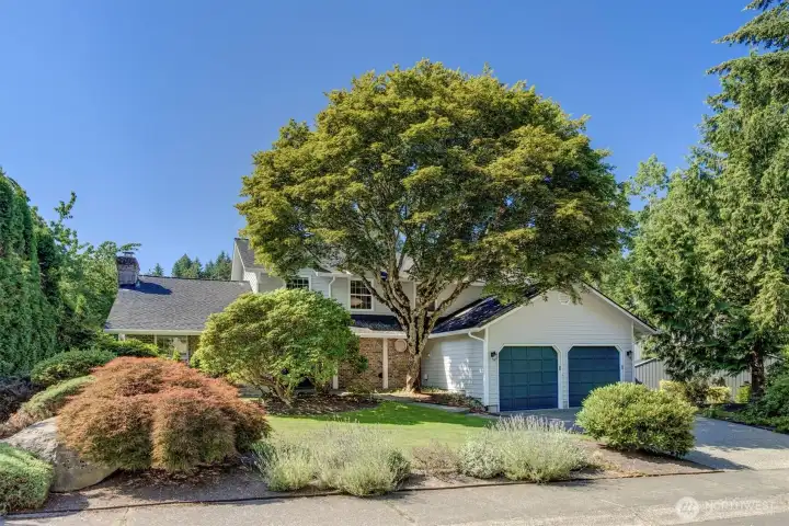 This property boasts exceptional curb appeal and is ideally situated on a quiet dead-end street in the highly sought-after Horizon View neighborhood.    ### Key Highlights of the Property: *Prime Location:  Positioned at the end of a peaceful, low-traffic street, ensuring privacy and minimal noise. *Stunning Exterior: Manicured landscaping and an inviting façade that creates a lasting first impression. *Neighborhood Appeal: Located in the desirable Horizon View area, known for its community feel and convenient access to local amenities. *Move-In Ready: The exterior sets the stage for a well-maintained home that is perfect for those who value both style and tranquility.