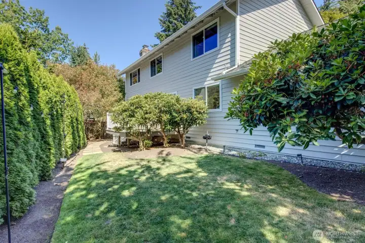 Spacious backyard featuring a grass lawn, ideal for both pets and children.