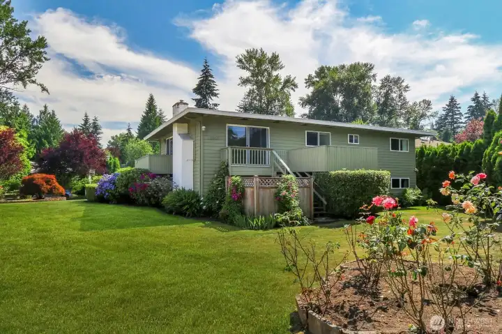 Beautiful mature landscaping! Beautiful mature landscaping!