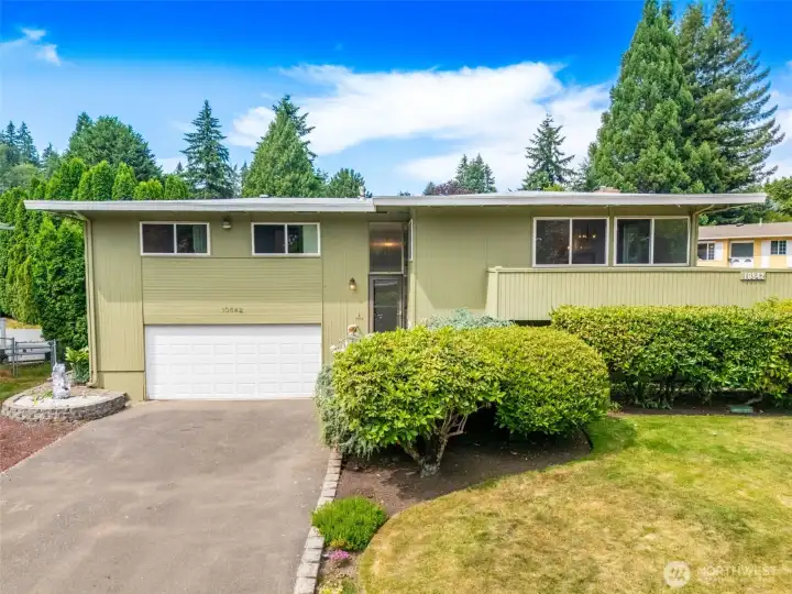 Spacious 5-bedroom home in the sought-after Northshore School District with fresh paint, new carpet, and A/C for year-round comfort. Spacious 5-bedroom home in the sought-after Northshore School District with fresh paint, new carpet, and A/C for year-round comfort.