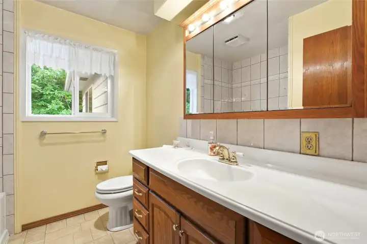 Main - Full Bathroom Main - Full Bathroom