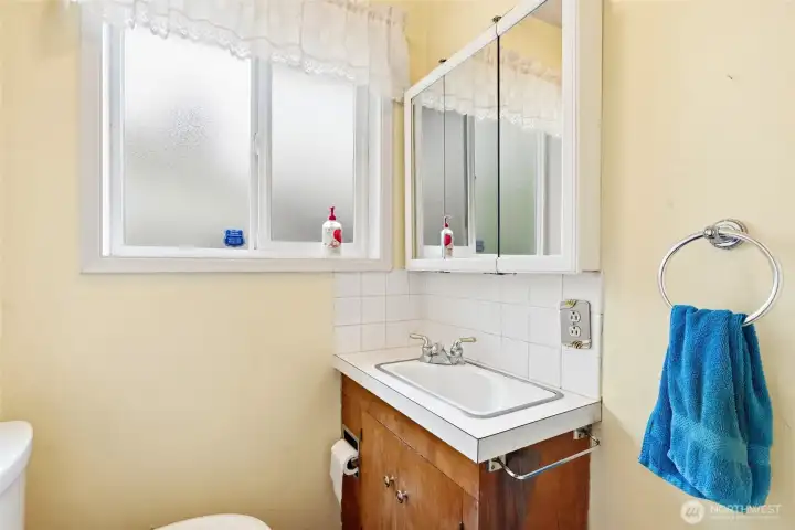 Main - 1/2 Bathroom Main - 1/2 Bathroom