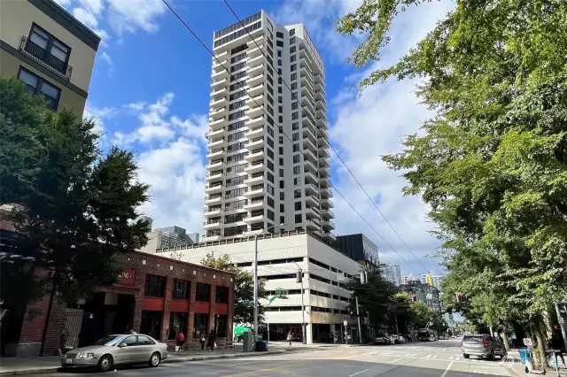 The Grandview, a 27-story luxury hi-rise building located just minutes to dining, retail/grocery shopping (Whole Foods), coffee shops, Amazon Headquarters, Off-leash park, Pike Place Market, pub transportation & more!